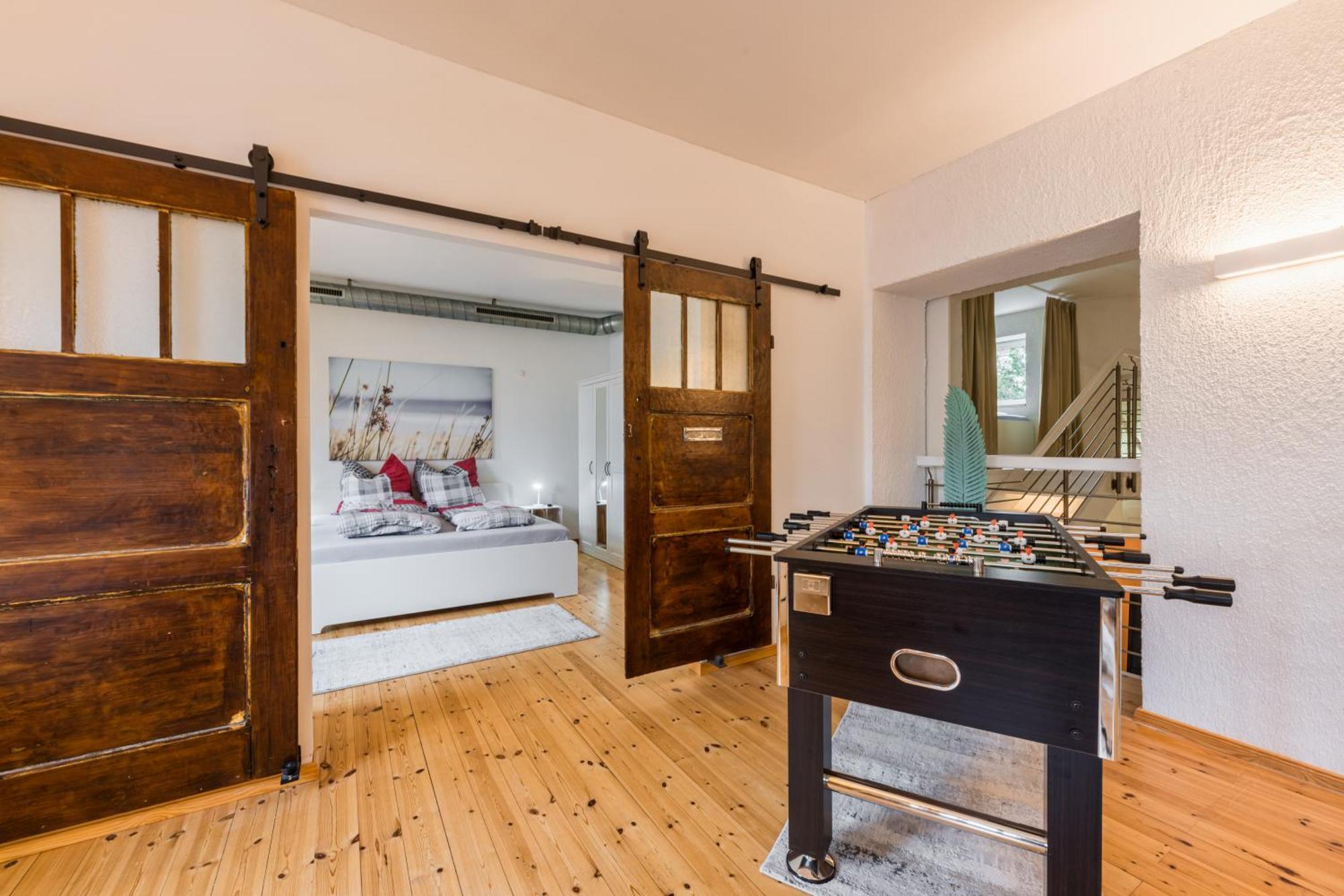Exklusive Und Grosszuegige 140 Qm In Top-lage Mit Kicker Fuer Bis Zu 8 Personen Apartment Magdeburg